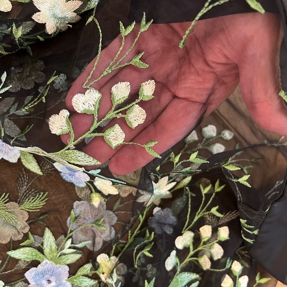 Beautiful embroidery skirt - Picture 7 of 8